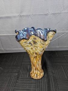 lot 15A image: Decorative Ruffled Edge Glass Centerpiece Vase by Scotts Glassblowing Studio R