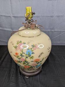 lot 34 image: Charming Floral Table Lamp with No Shade R