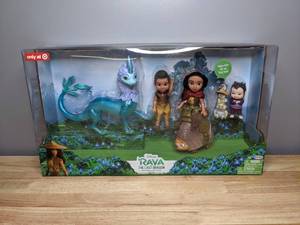 lot 31 image: Brand New Disney Raya and the Last Dragon Toy Gift Set T