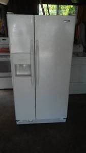 Whirlpool Side by side Refrigerator, water & ice in door. Fabulous.
