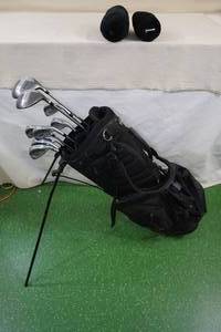 lot 14 image: Wilson RH Golf Club Set with Bag
