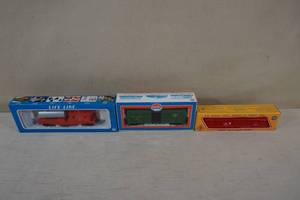 lot 30 image: HO Scale Train Cars - Life Like, Model Power, Mehano