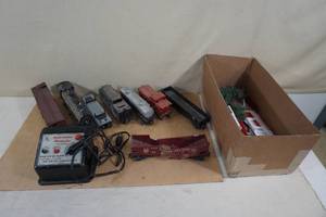 lot 31 image: Lionel Electric Train Cars and Accessories