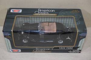 lot 39 image: Motor Max American Classics 1934 Ford 124 Scale Die Cast Car