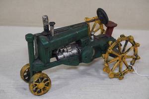 lot 41 image: Cast Iron John Deere Tractor