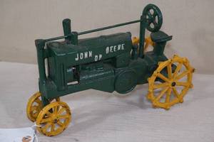 lot 43 image: Vintage Cast Iron John Deere Tractor