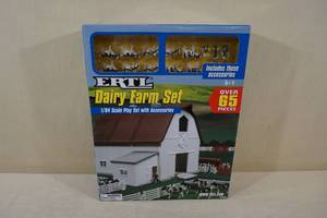 lot 44 image: NEW Ertl 164 Scale Dairy Farm Set