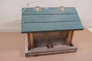 lot 87 image: Wood Hanging Bird Feeder