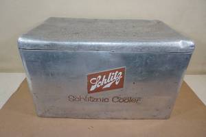 lot 146 image: Vintage Schlitz Beer Schlitznic Aluminum Cooler