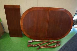 lot 173 image: Wood Oval Dining Table with Leaf