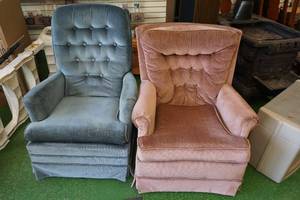 lot 180 image: Swiveling Button Back Lounge Chairs