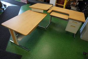 lot 195 image: Large 3 Piece Corner Desk