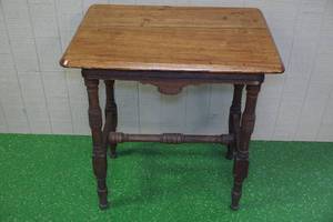 lot 196 image: Vintage Oak Side Table
