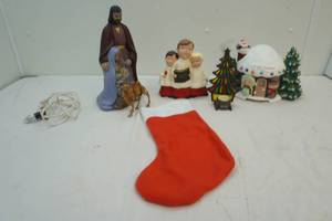 lot 16 image: Christmas items