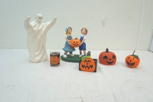 lot 35 image: Halloween decor
