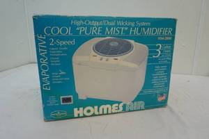 lot 41 image: Holmes cool mist humidifier