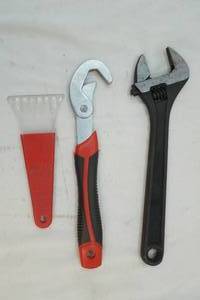 lot 76 image: vice grip and universal grip