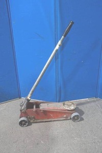 lot 95 image: Norco floor jack