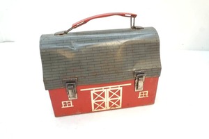 lot 175 image: vintage Thermos barn themed metal lunchbox