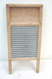 lot 185 image: vintage Columbus hosiery washboard