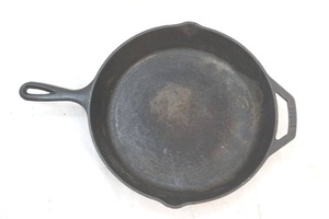 lot 201 image: Lodge cast iron frying pan