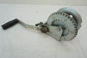 lot 195 image: Fulton heavy duty 1,400 lb. trailer winch