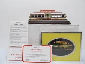 lot 11 image: Danbury Mint MICKEYS DINER Statue