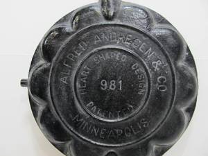 lot 23 image: Antique Alfred Andresen  Griswold Cast Iron Heart-Shaped Waffle Maker 