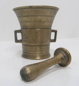 lot 62 image: Heavy Antique Solid Brass Pharmacy Mortar & Pestle