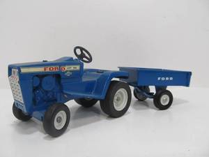 lot 64 image: Vintage Diecast Metal Ertl FORD LGT 145 Tractor wTrailer