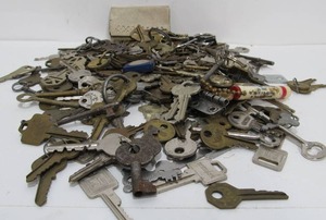 lot 42 image: Estate Lot of Vintage & Antique Keys etc