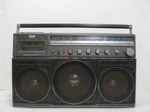 lot 46 image: Vintage MAGNAVOX Power Player Boombox