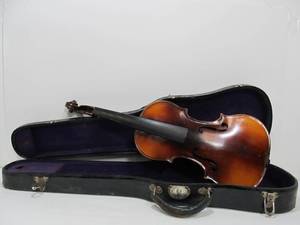 lot 47 image: Old Vintage Stradivarius Copy Violin wCase