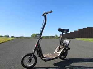 lot 107 image: Working SCHWINN S-200 Electric Scooter