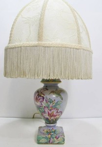 lot 147 image: Nice Vintage Hand Painted Ceramic Accent Lamp wHummingbirds