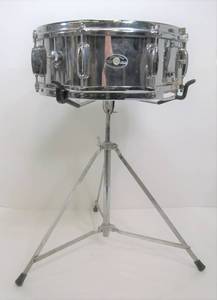 lot 220 image: Nice Vintage SLINGERLAND Snare Drum wCase