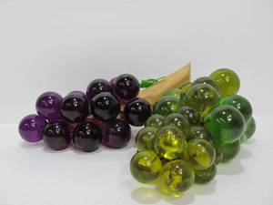 lot 250 image: Vintage Retro Acrylic Lucite Grapes Green and Purple Cluster Set