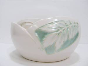 lot 253 image: Vintage Roseville WhiteTurquoise Silhouette Leaf Design Large Bowl 727-8