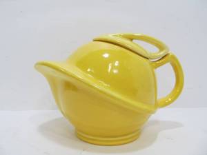 lot 291 image: Mid Century RED WING Art Pottery Ball Pitcher or Teapot - Yellow
