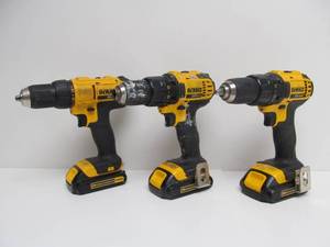 lot 324 image: Lot of 3 Working 20V DEWALT Drill Drivers