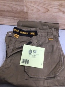 lot 7 image: DEWALT Mens 38 in. W x 31 in. L Tan PolyesterCottonElastane Stretch WorkPant with Knee Pad Open box Customer Returns See Pictures