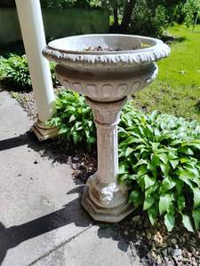 Outdoor birdbath