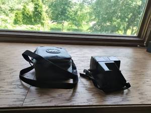 Sun 660 polaroid camera w case.