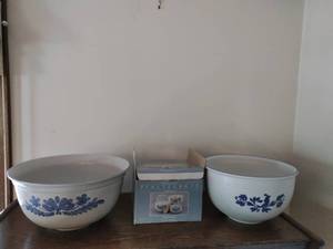 Pair of Pfaltzgraff nesting bowls