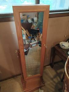 Revolving jewelry cabinet
