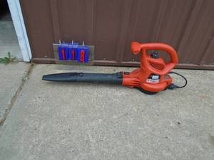 lot 118 image: Black & Decker 110 volt blower. Good condition. Tested & works. As shown.