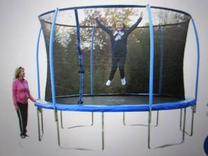 12 foot round trampoline with enclo...