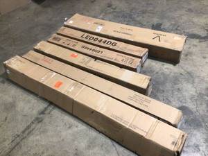 Lot of assorted Patio umbrellas various models and conditions customer returns see pictures
