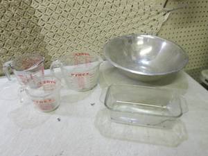 lot 174 image: (RM2) 3 Glass Measuring Cups 2 Pyre...