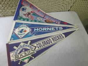 lot 208 image: (B-3) 3 Vintage Wincraft Sports Pen...